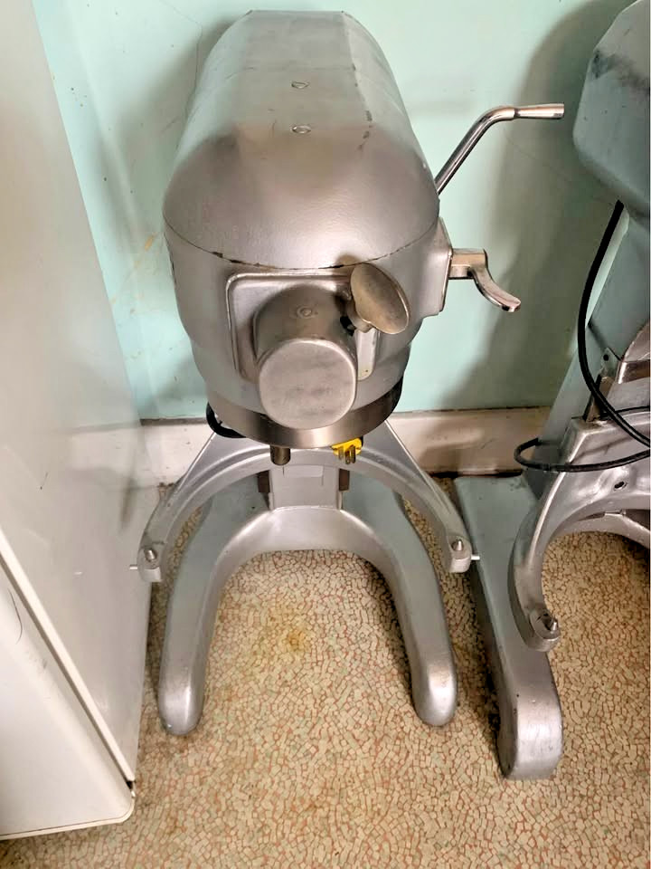 Hobart A200 20 Qt. Countertop Planetary Mixer w/Bowl & Whisk Good Condition.