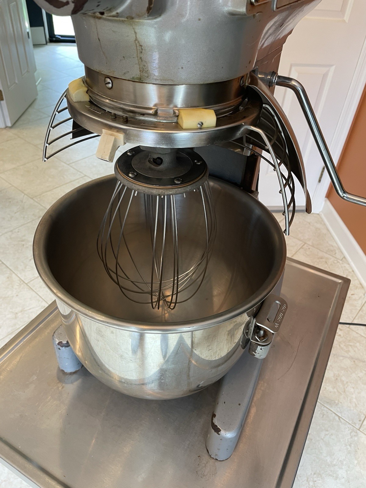 Hobart A200 20QT Commercial mixer 3 Spd w/ Bowl Guard, Bowl, Paddle, Whip & cart