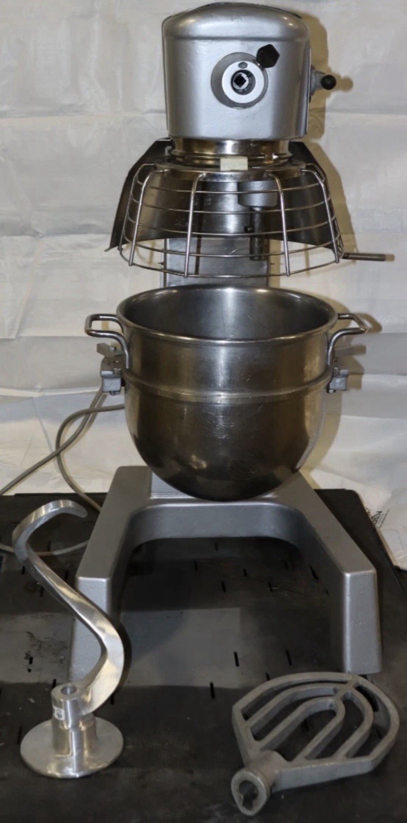HOBART MIXER 30 Quart D-300T W/ SS Bowl, Hook, Whip, Paddle 115v BOWL GUARD CAGE