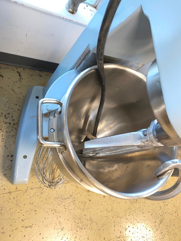 Mixers/ 30 Qt Hobart D-300 T /Planetary Mixer Floor Model /220V-3F-10A / 1/2 HP