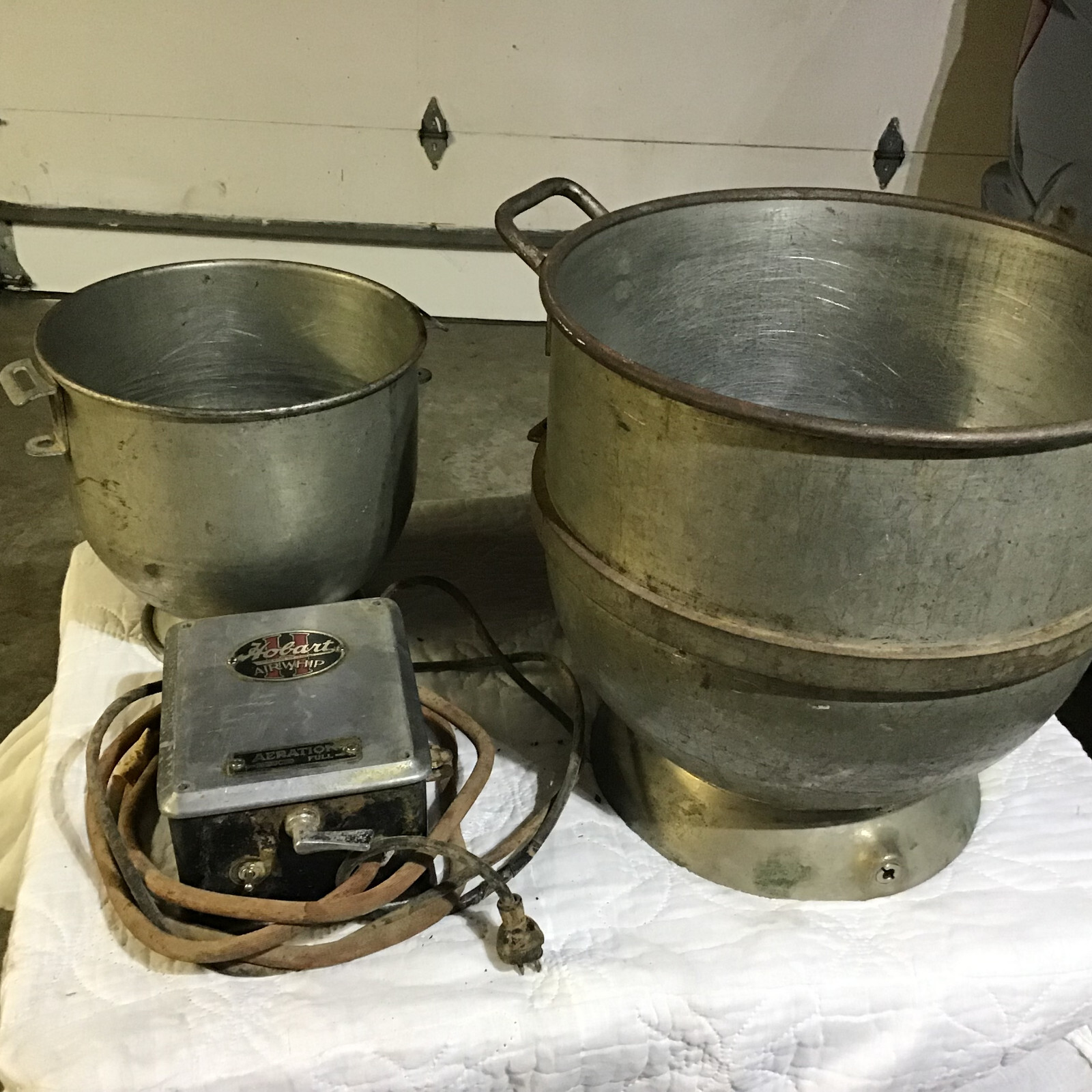 Vintage Hobart Air Whip 501-AW w 20 and 40 at bowls. includes compressor