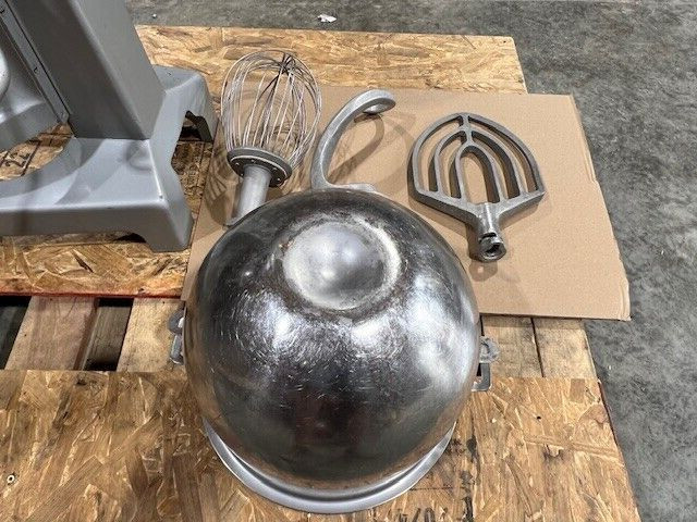 Hobart A200T 20 Quart Commercial Mixer With Bowl Guard & Three Attachments, 115V