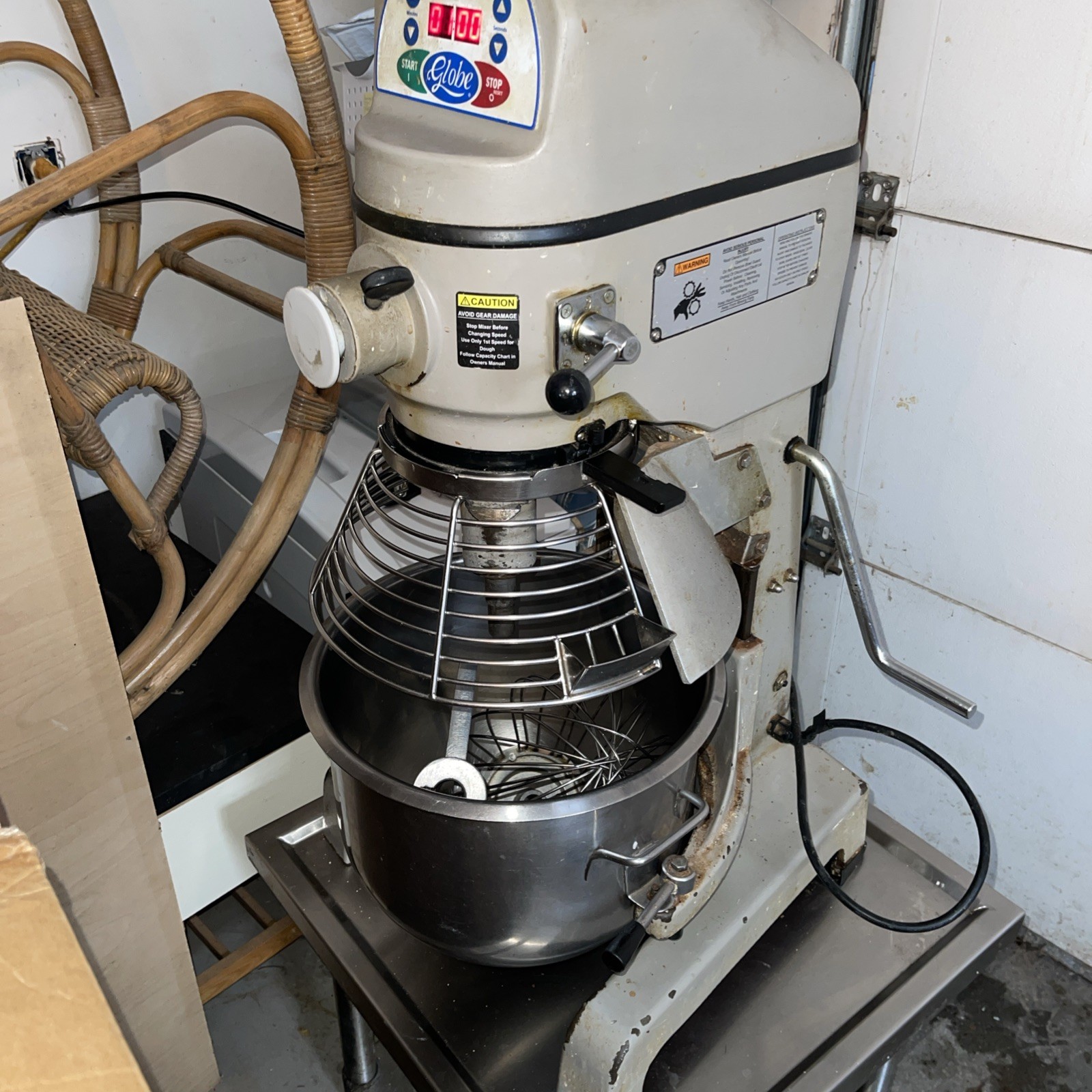 Globe SP25 | 20Qt Commercial Planetary Mixer – Includes Bowl & Two Attachments