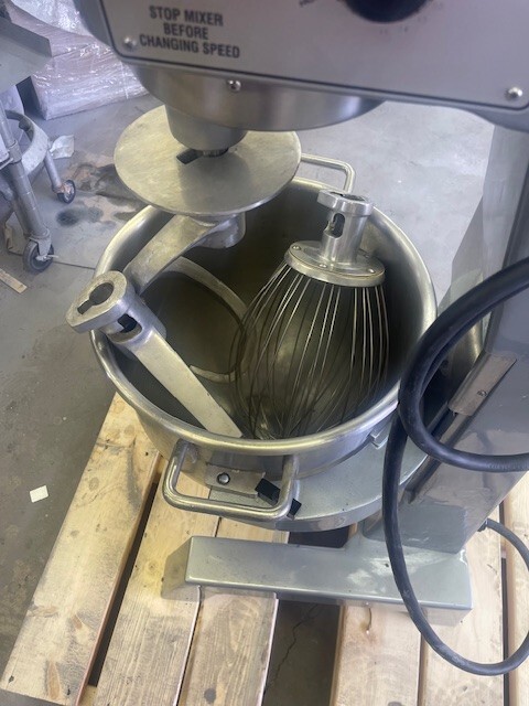 HOBART MIXER 30 Quart D-300T W/ Stainless Bowl, Hook, Whip, Paddle 208 v 3phase