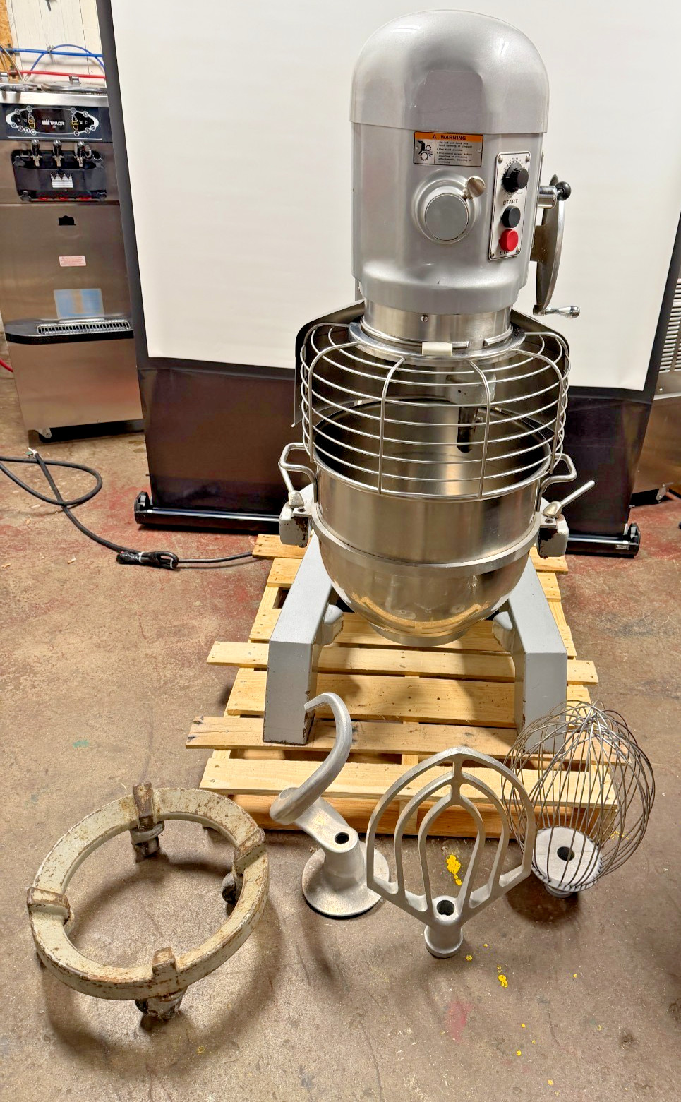 60 Quart Hobart H600 T Mixer Qt 200V 3 Ph 2 HP Stainless Steel NSF Bowl & 3 Att