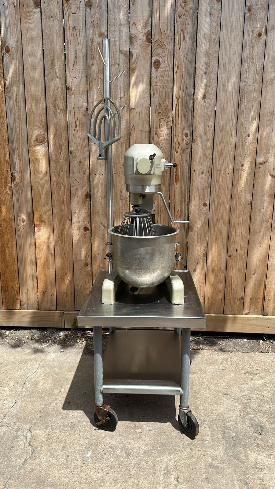 20 Quart Mixer Hobart A-200, Paddle, Whisk, bowl and mixer stand.
