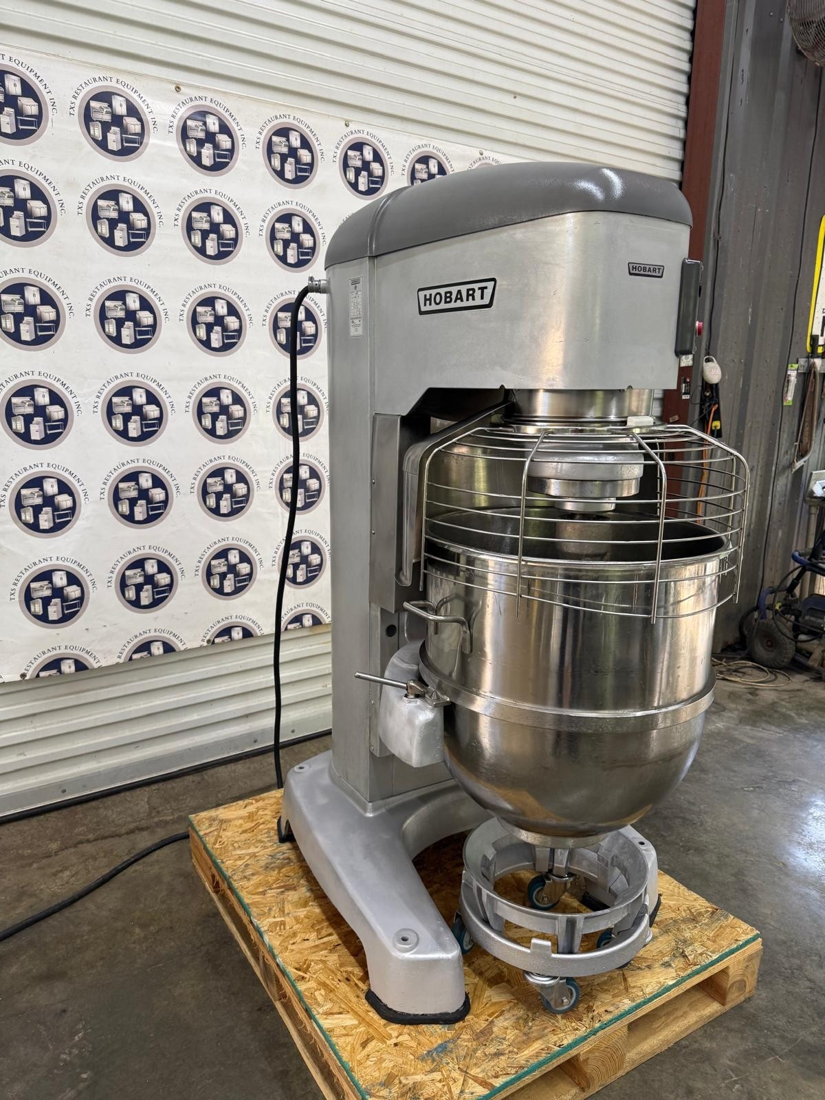 Hobart Legacy HL1400-N 140 Qt. Planetary Floor Mixer with Guard – 240V, 3 Phase,