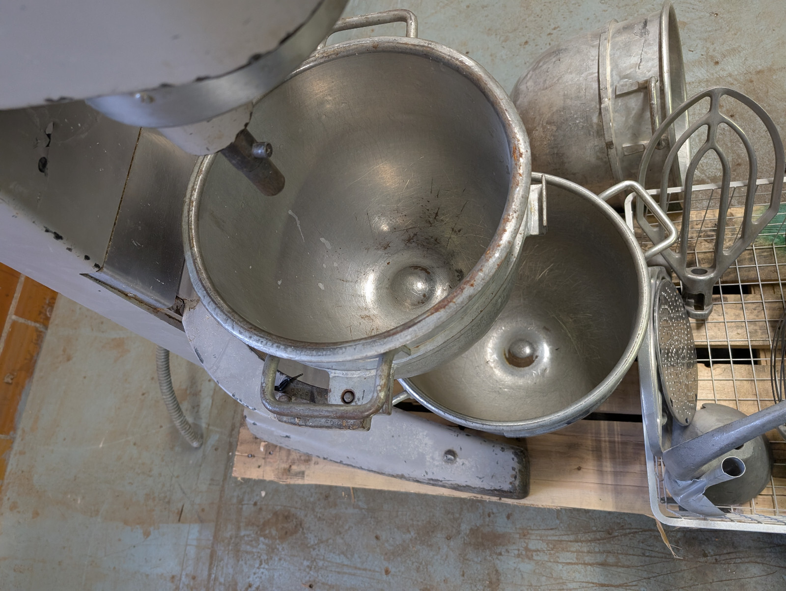 Hobart D-300 Mixer w/ 3 Bowls Hook 2 Whips 2 Paddles Pelican Head & Meat Grinder