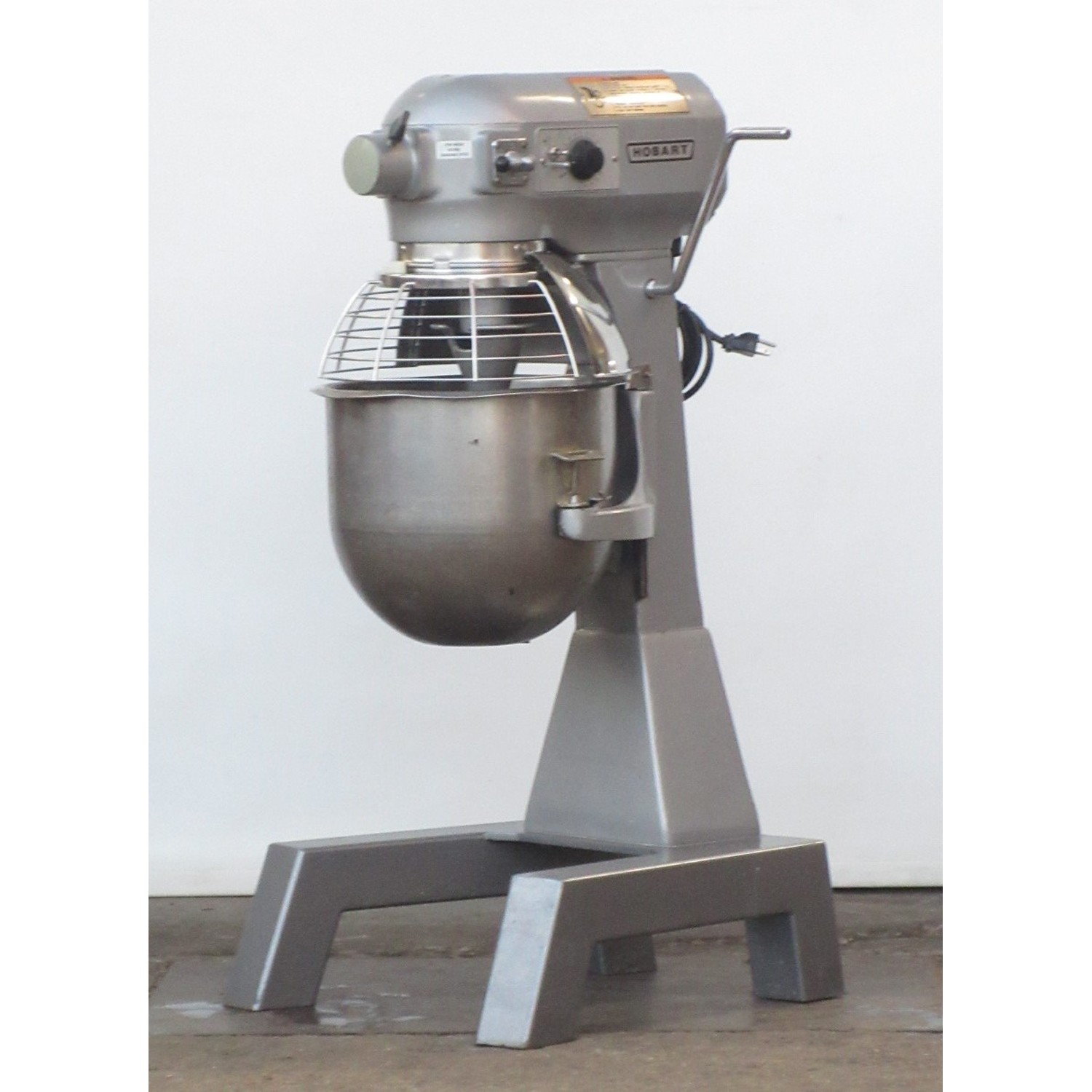 Hobart A200FT Floor Model 20 Qt Mixer, Bowl And 2 Attachments Included