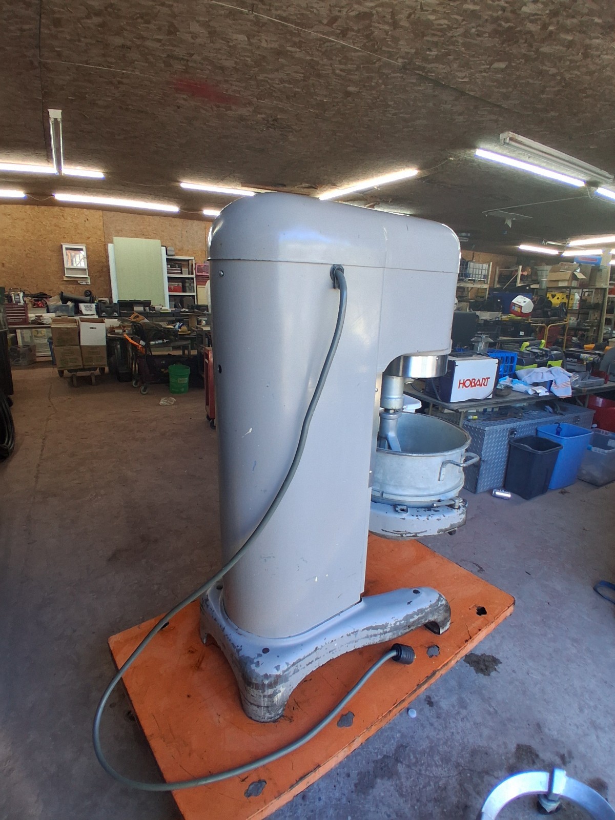 HOBART H600 T MIXER 60 QUART 3 PHASE 1 HP W/ ATTACHMENTS & DOLLY