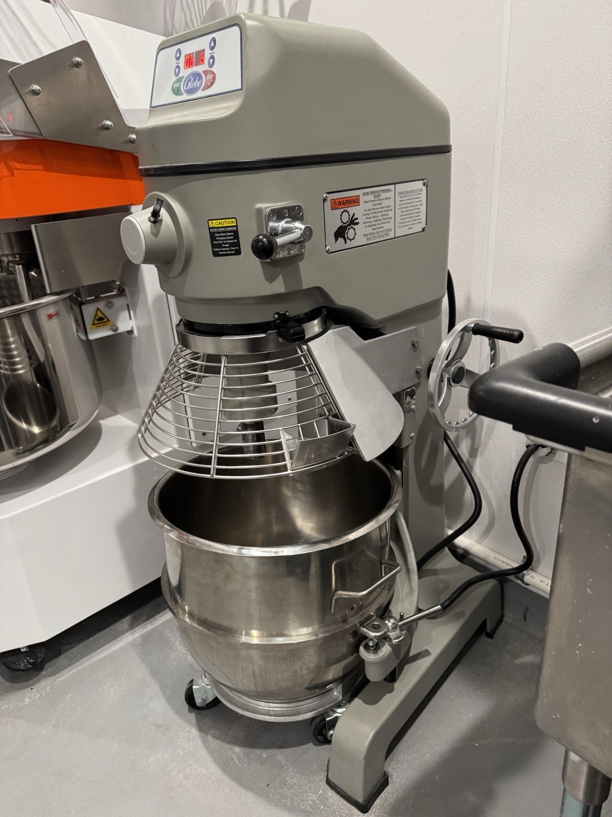 60 Qt. Globe Planetary mixer 220v/60/1‐ph/3speed