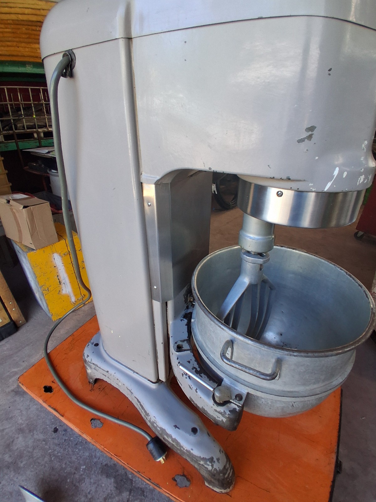 HOBART H600 T MIXER 60 QUART 3 PHASE 1 HP W/ ATTACHMENTS & DOLLY