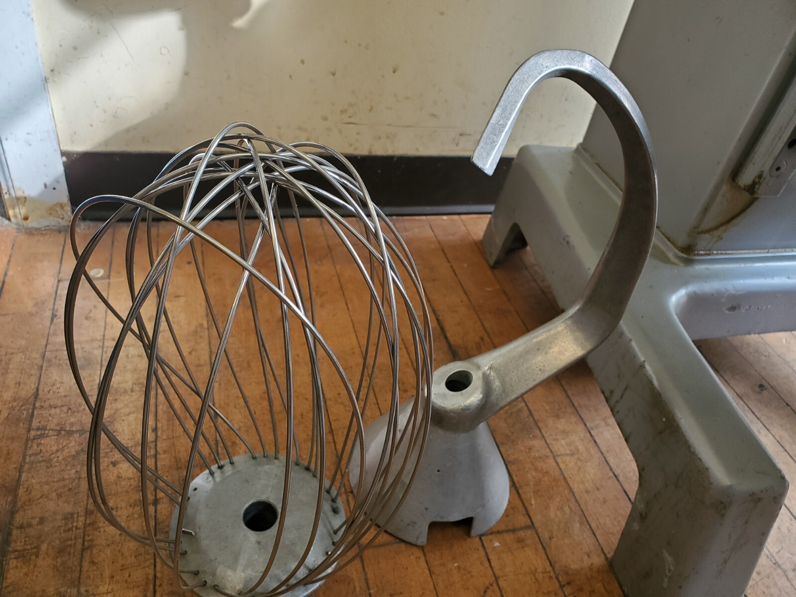 Hobart D340 40 Qt Mixer 40 Qt Bowl Heavy-Duty J Hook & Beater Paddle & Wire Whip