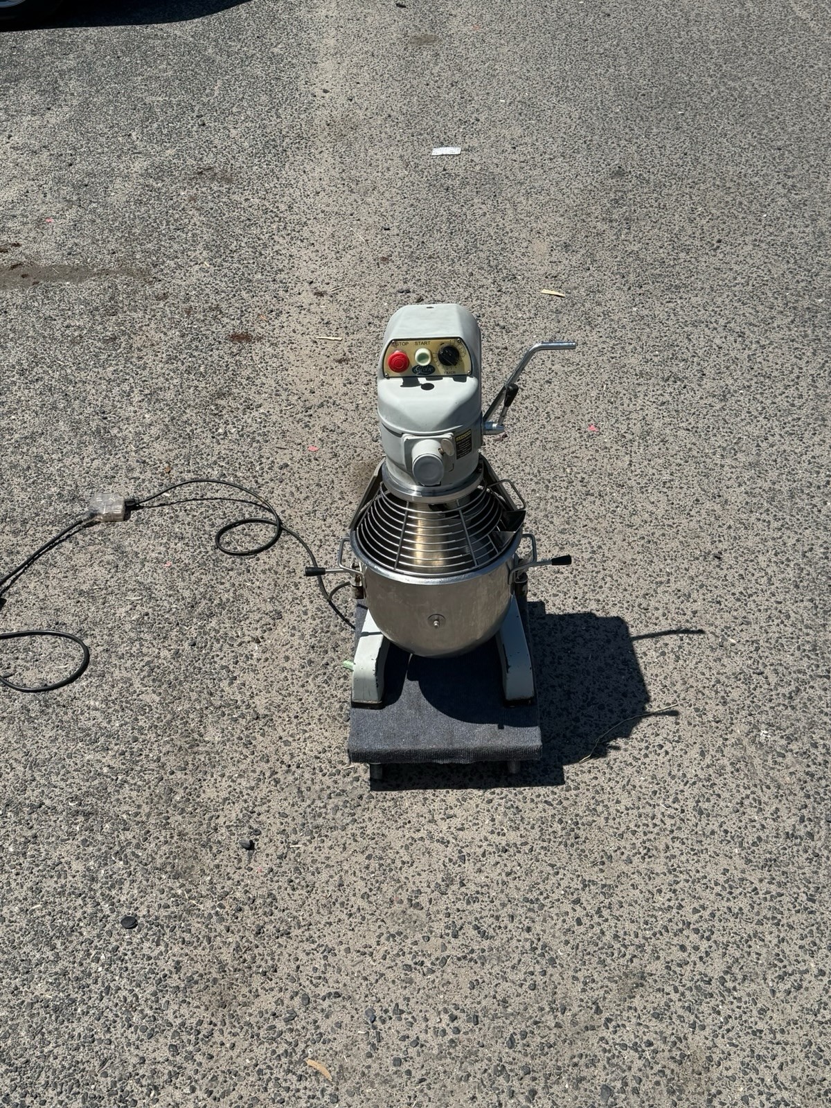 Globe SP20 | 20Qt Commercial Planetary Mixer – Includes Bowl & Hook Attachment