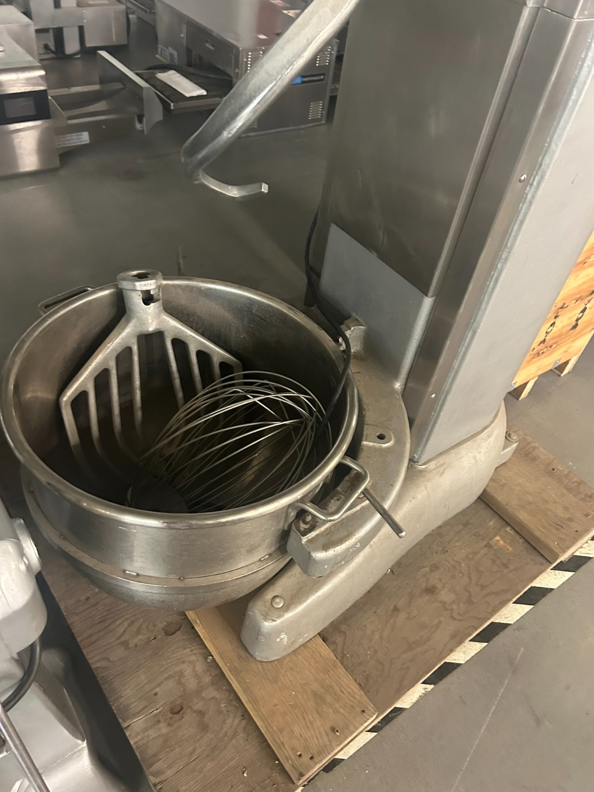 80 Qt Mixer With Hook, Paddle, Whisk, and Bowl