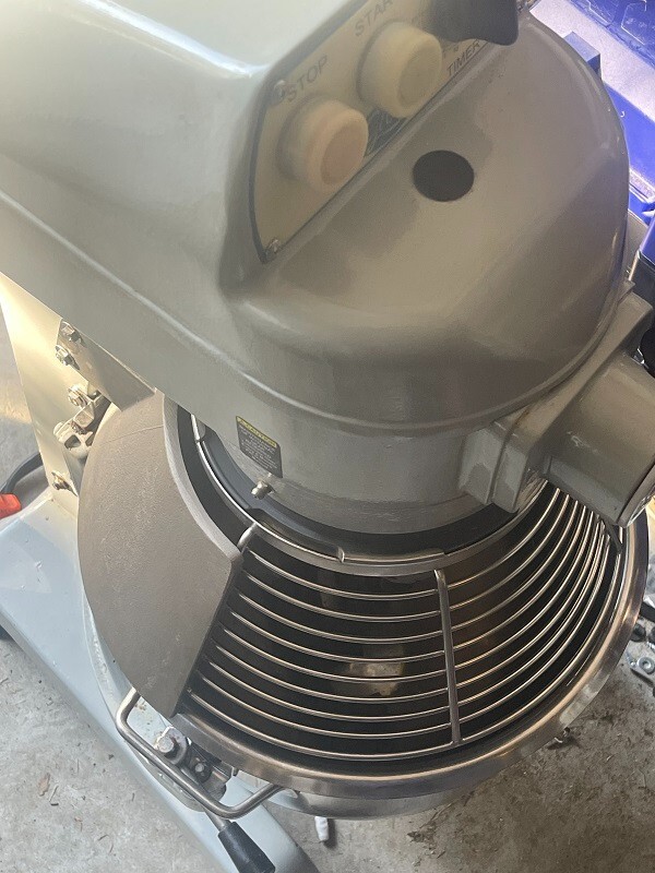 Globe SP20 Mixer w/ 20 quart bowl and 1 Attachment, 110 V – Serial No. 7221940