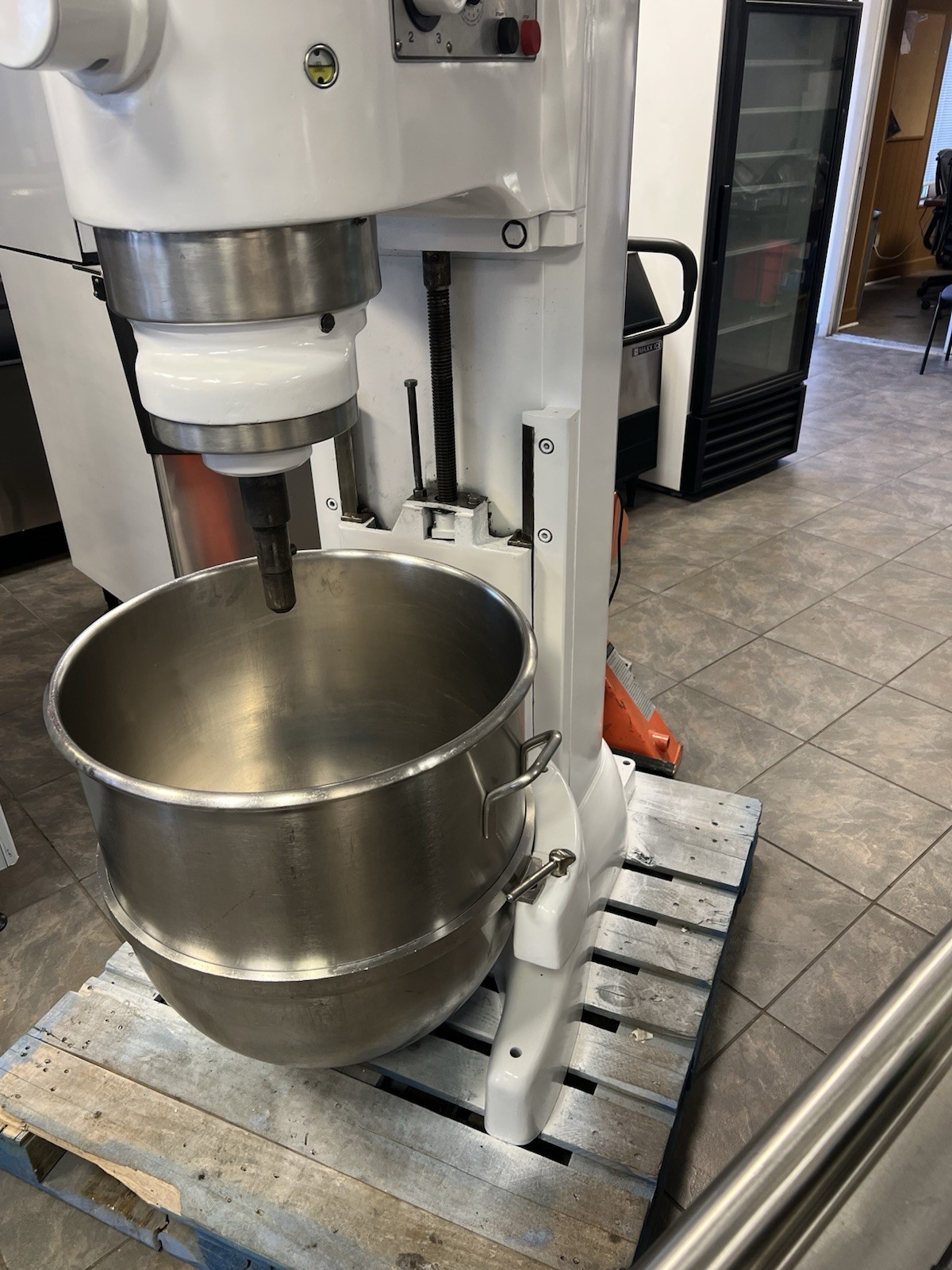 Hobart (V-1401) 140 Quart 4 Speed Bakery Dough Food Mixer With S/S Bowl & Hook