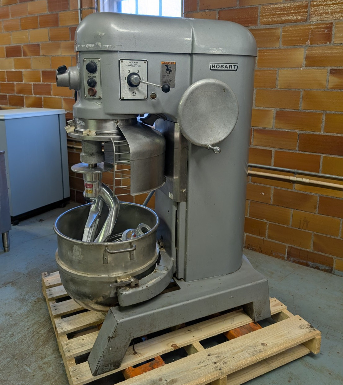 Hobart H600 60 Quart Commercial Planetary Mixer w/ Bowl, Whisk, Paddle & Hook