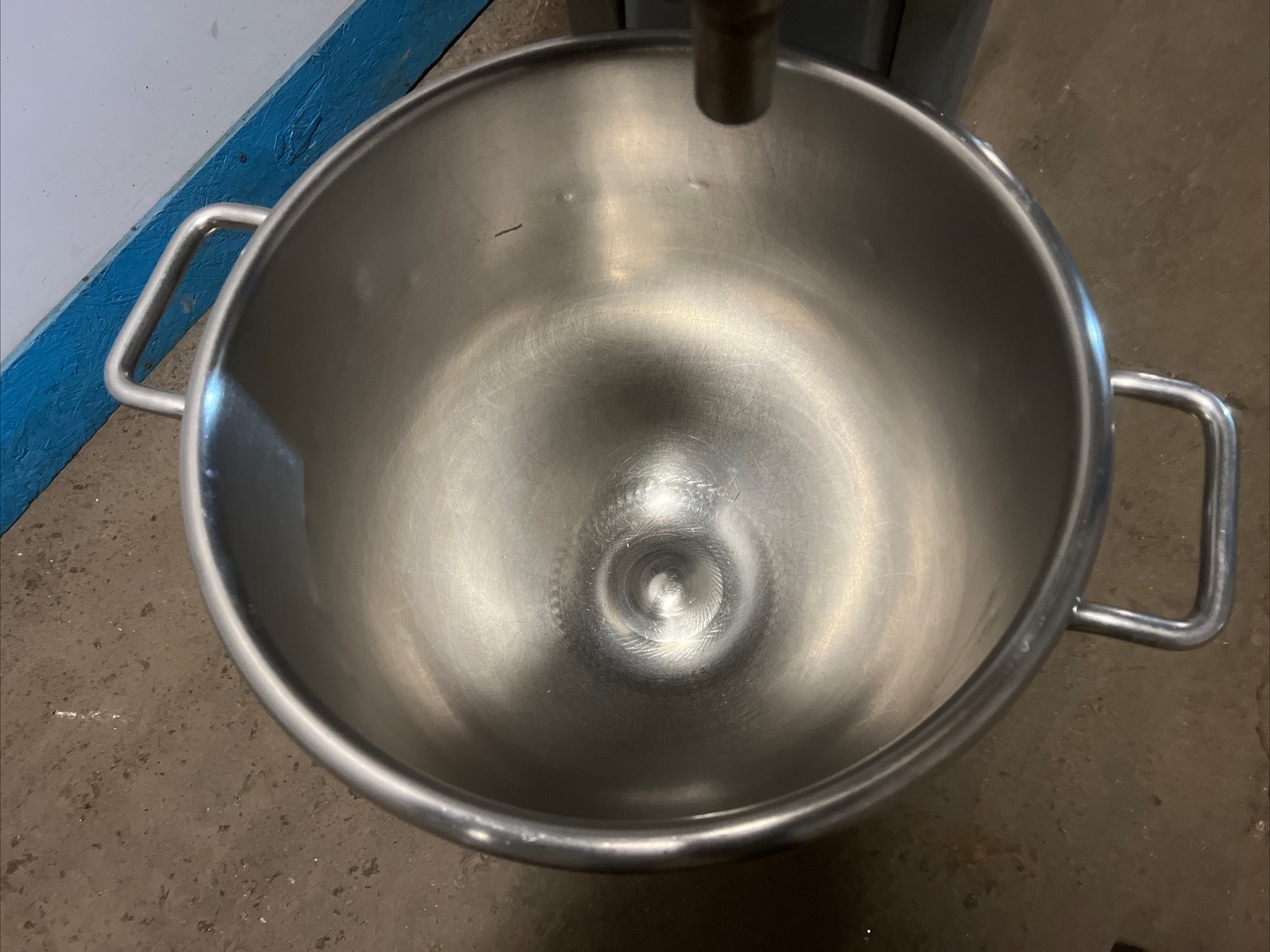Hobart D330- 30-quart Mixer w/ Bowl Whisk, 2 Hooks & Paddle – 208v 3 Phase-Used