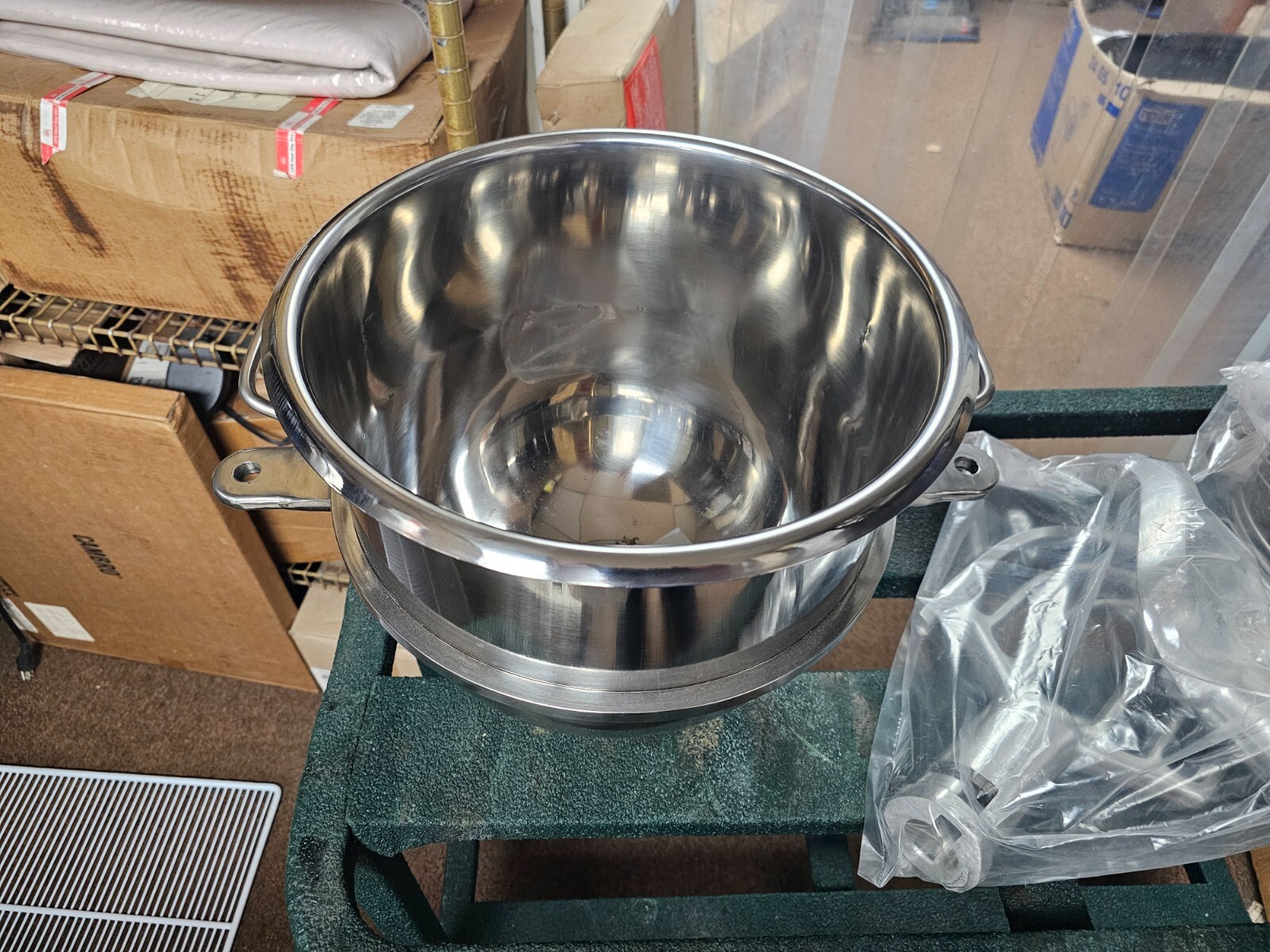 GLOBE 20 QUART ADAPTER BOWL FOR 30 QUART MIXER CAT 4 EAST WALL