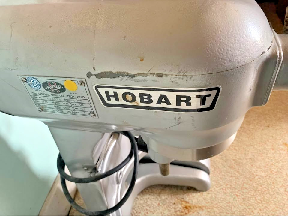 Hobart A200 20 Qt. Countertop Planetary Mixer w/Bowl & Whisk Good Condition.