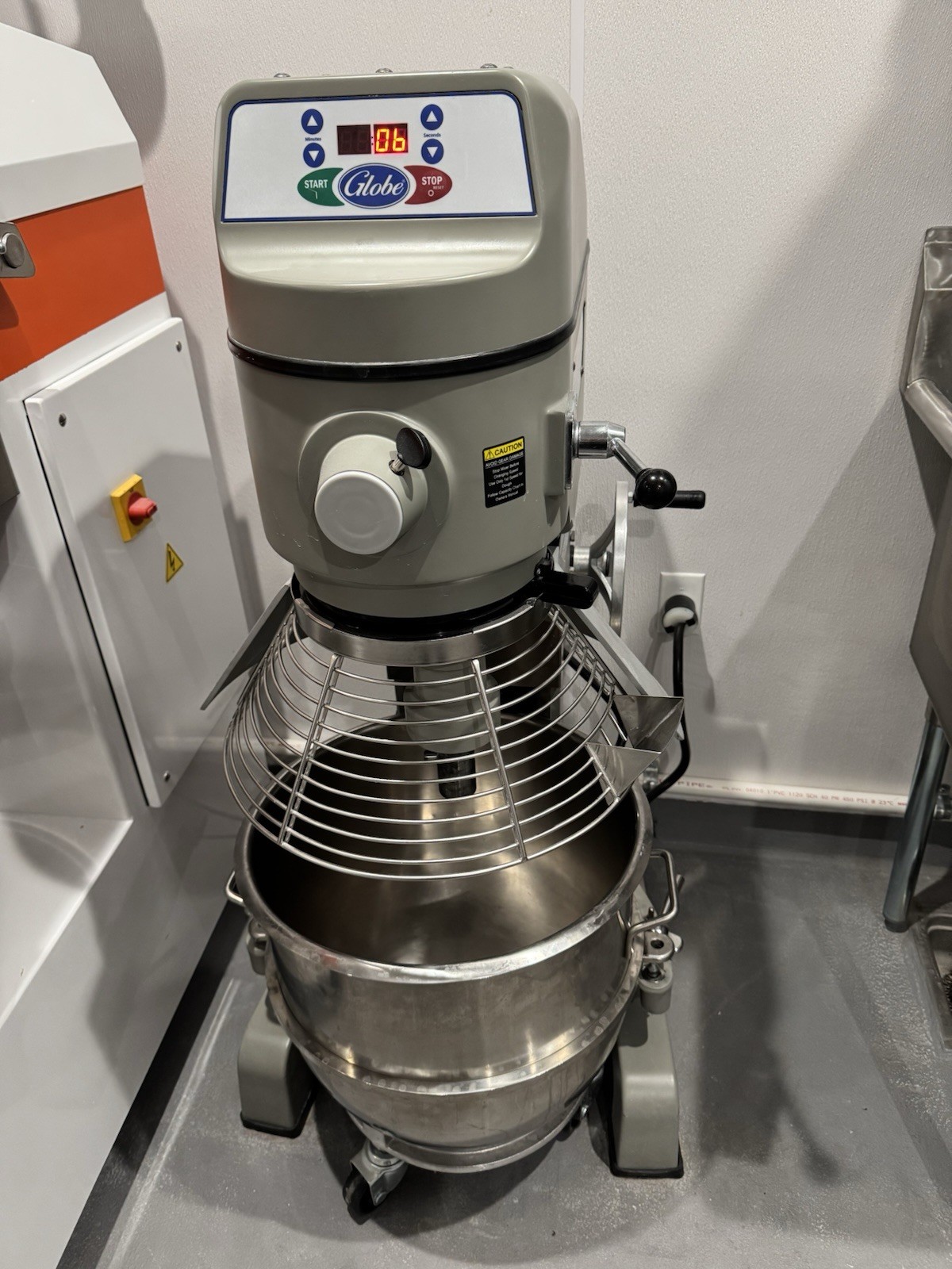 60 Qt. Globe Planetary mixer 220v/60/1‐ph/3speed