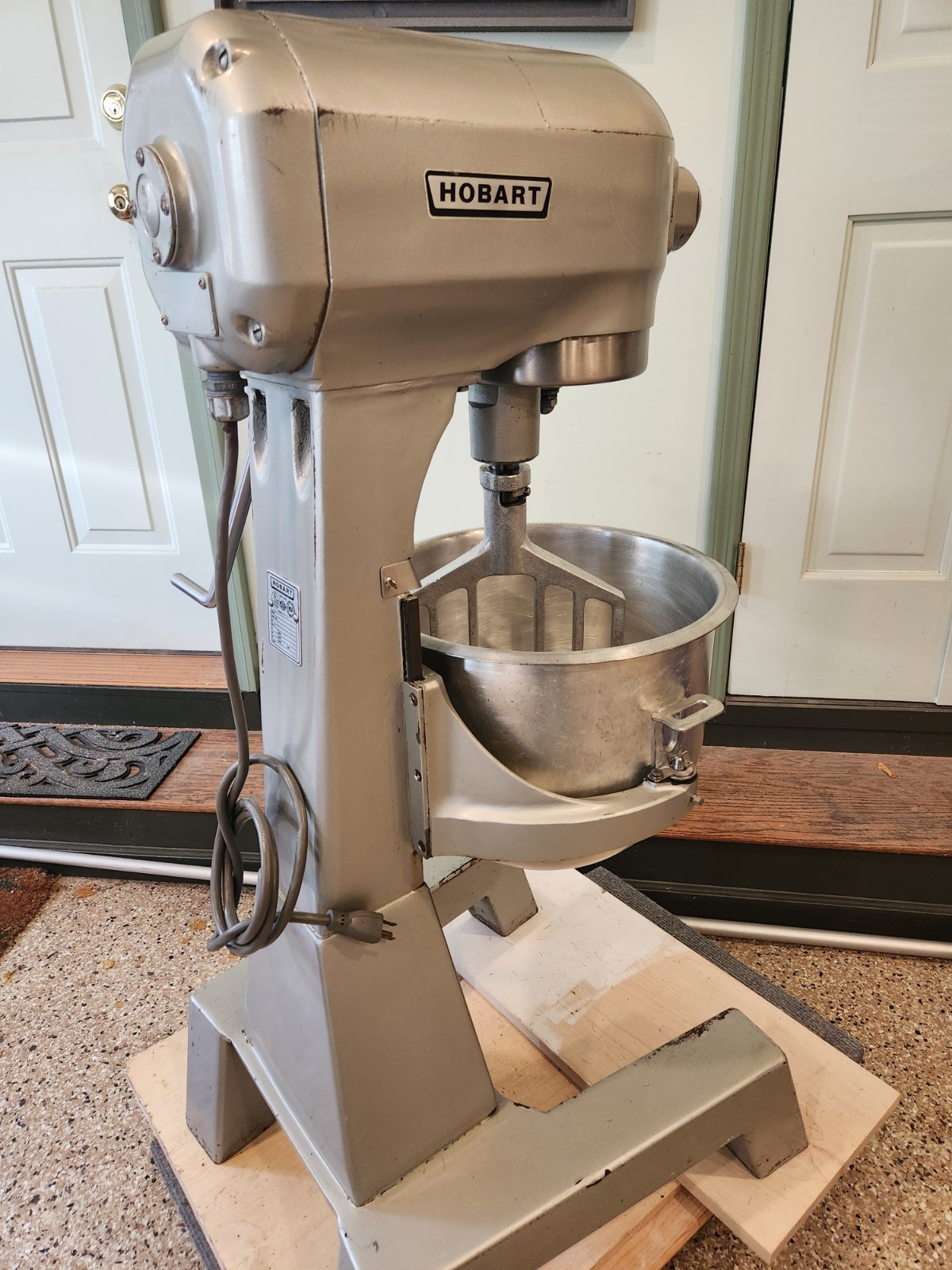 Hobart Classic A-200FT, 20 Quart Floor Mixer, Bowl, Beater & Timer – REFURBISHED
